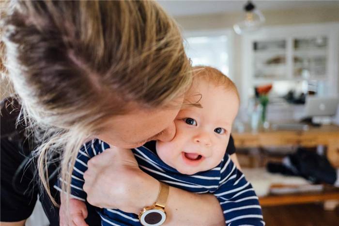 Frau hält ein strammes Baby