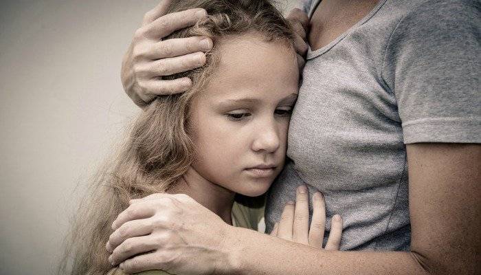 ein mädchen mit seiner mutter