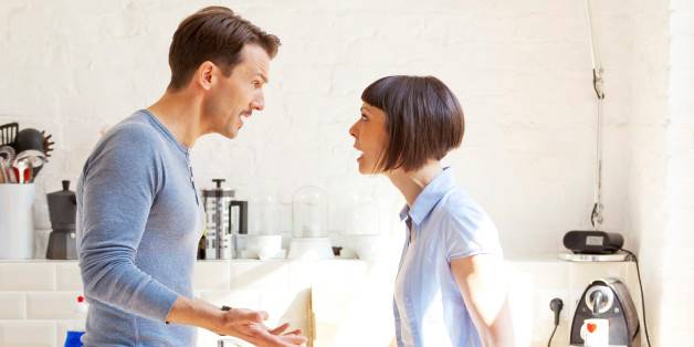 Mann und Frau schreien sich an