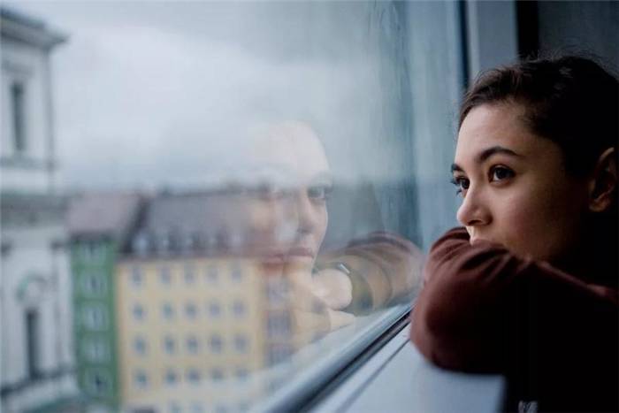 Die starke Frau, die am Fenster weint, hat mit der gleichen Sache zu tun
