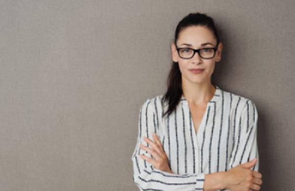 Seriöses Mädchen mit Brille