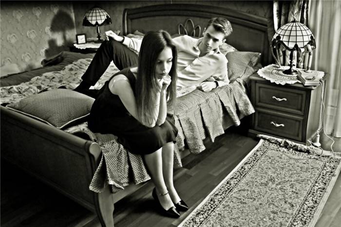 Familie mit einem Kind im Dorf