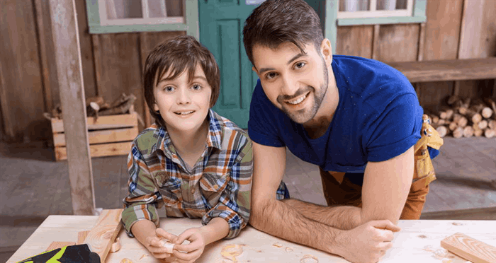 Vater und Sohn schreinern
