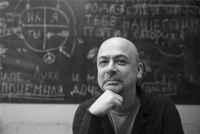 Eine Schwarz-Weiß-Fotografie von Peter Dmitrijewski neben einer Plakette mit der Aufschrift