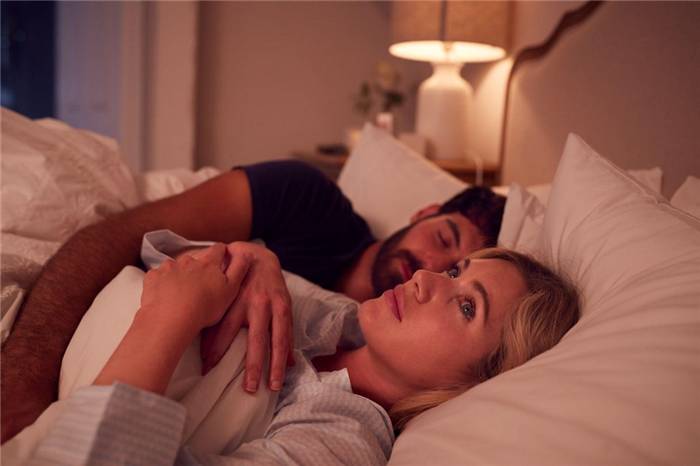 Mann und Frau liegen im Bett