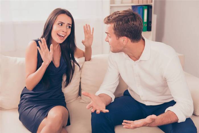 Mädchen weigert sich, mit ihrem Freund Sex zu haben.