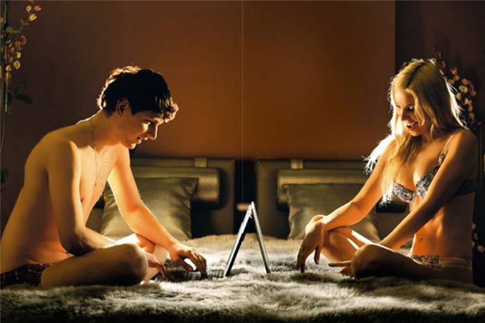 Paare mit Laptops