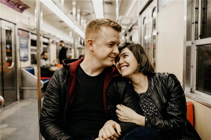 Ein verliebtes Paar in der U-Bahn