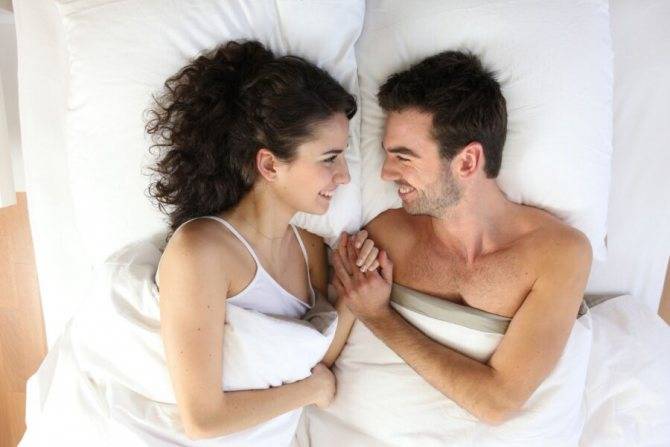 Ein zärtliches Paar im Bett