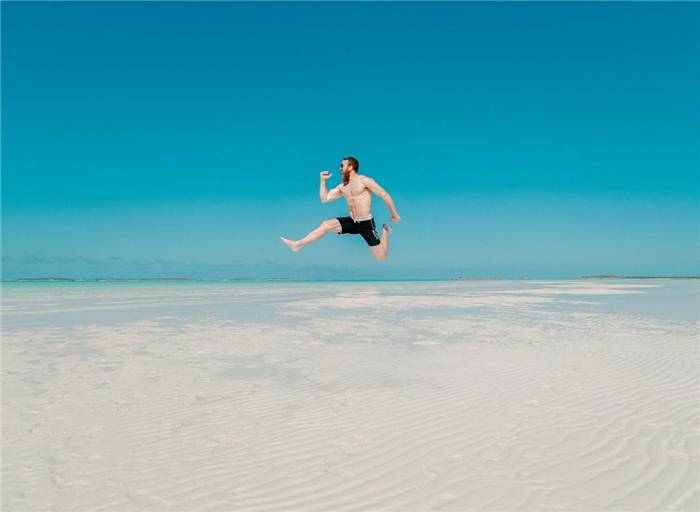 Ein Mann springt über das Meer
