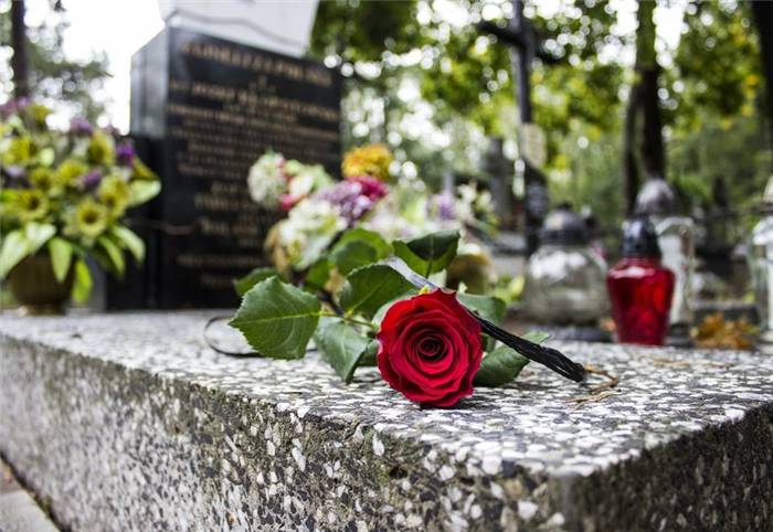 Ein Mahnmal auf Friedhofsrosen