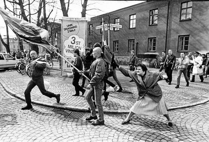 Frau, die einen Neonazi geschlagen hat Geschichte (Wissenschaft), Fotografie, Kultur, Vergangenheit, Gesellschaft, Politik, Nazismus, Historisches Foto, Altes Foto, Schwarz-Weiß-Foto, Frauen, Schweden, Kundgebung