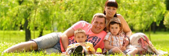 Glückliche Familie mit Kindern im Park