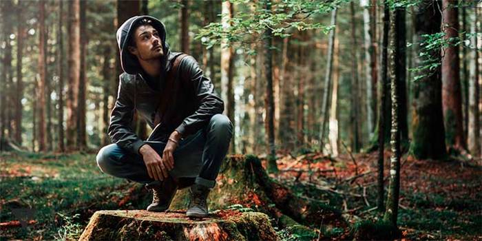Mann im Wald