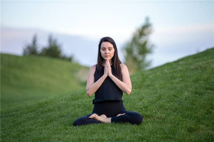Meditation, Visualisierung und Atemtechniken können helfen, die körperlichen Symptome der Angst zu verringern, wenn sie auftreten