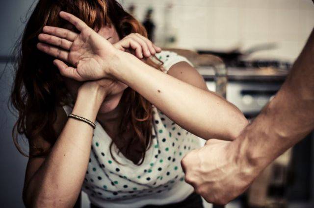 Männer werden von Kindheit an dazu erzogen, hart zu sein und kein Mitgefühl zu zeigen. Fallen Sie hin, tun Sie sich weh - wagen Sie nicht zu weinen, seien Sie geduldig, Sie sind ein Mann!