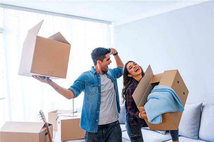 Das Paar zieht in sein neues Zuhause ein