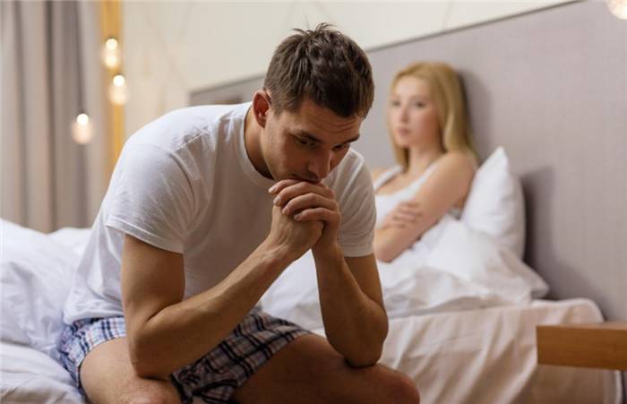 Mann ist seiner Frau gegenüber kalt geworden