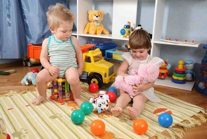 Die Kinder spielen.