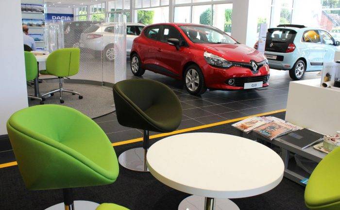 Autos im Ausstellungsraum