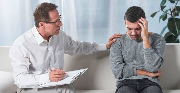 Person mit Depression in der Praxis eines Psychotherapeuten