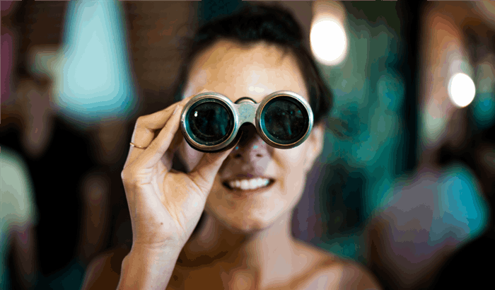 Mädchen schaut durch ein Fernglas Stress und Angst in einem neuen Job