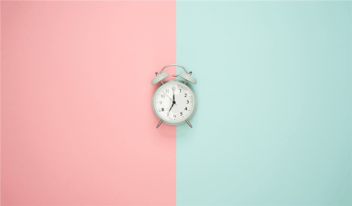 mint und rosa uhr stress und angst in einem neuen job