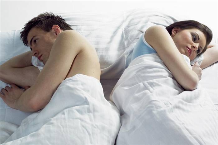Ein unglückliches Paar im Bett
