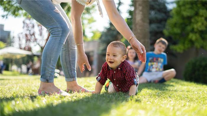 Ein Baby krabbelt im Gras