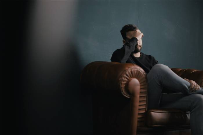 Als Erstes müssen Sie akzeptieren, dass es ganz natürlich ist, in dieser Situation immer wieder an die Person zu denken, und aufhören, sich zu zwingen, diese Gedanken loszuwerden.