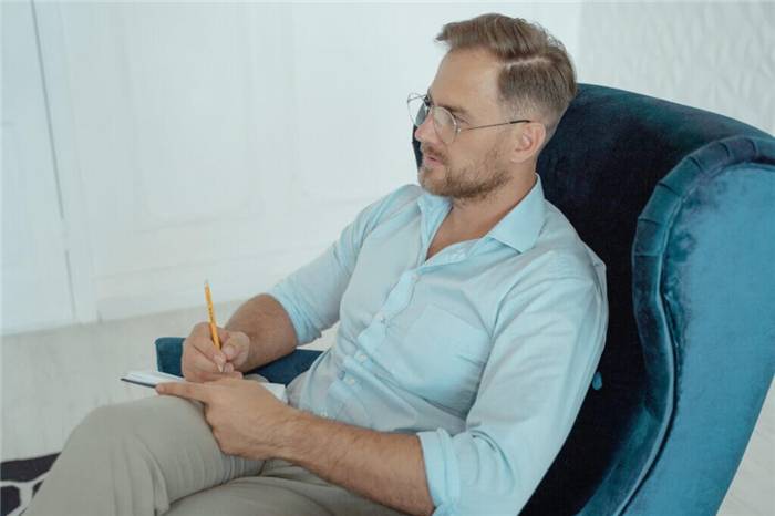 die Person vereinbart einen Termin mit dem Psychologen