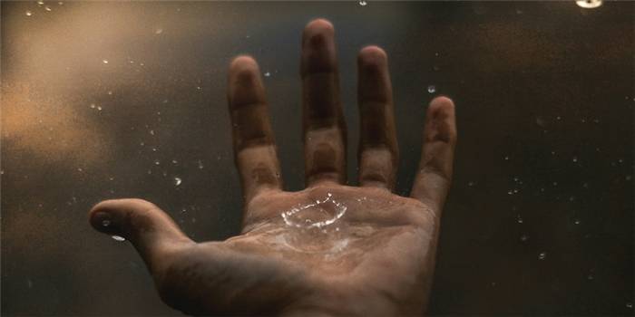 Hand im Regen