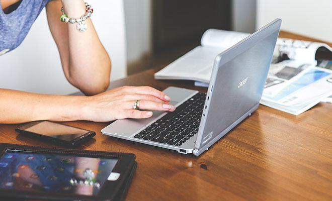 Mädchen sitzt an ihrem Laptop