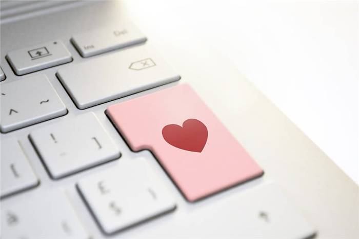 Ehemann sitzt auf einer Dating-Website