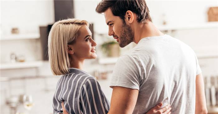 Mann und Frau schauen sich an