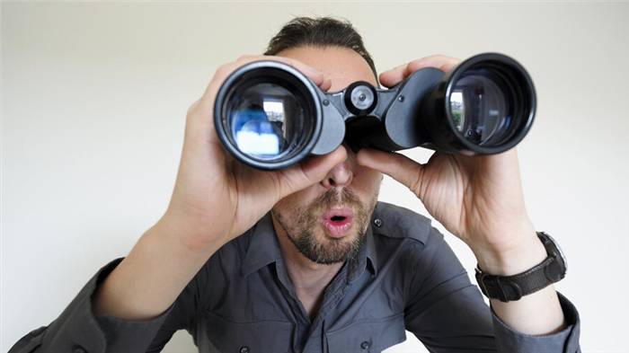 Junge schaut durch ein Fernglas