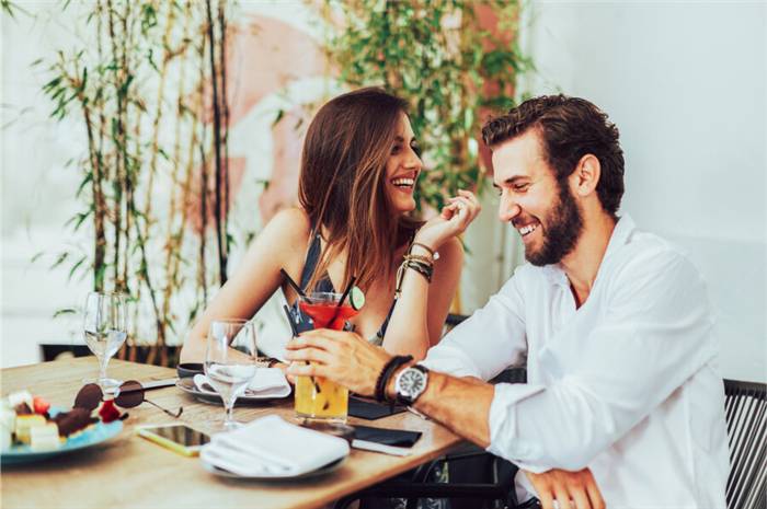 Mädchen mit einem Mann in einem Cafe