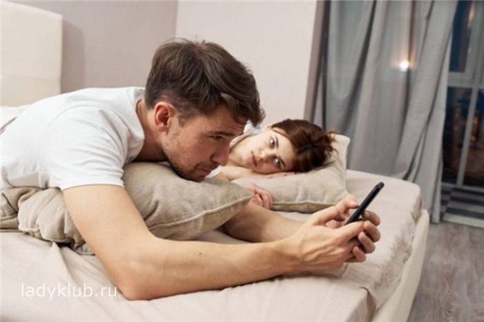 Ehemann schreibt auf seinem Handy mit einer anderen Frau.