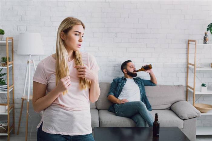 Trinkender Ehemann und frustrierte Ehefrau