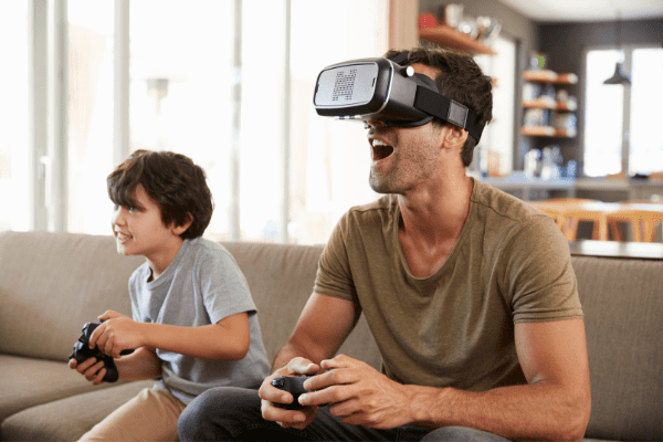 Vater und Sohn spielen ein Videospiel