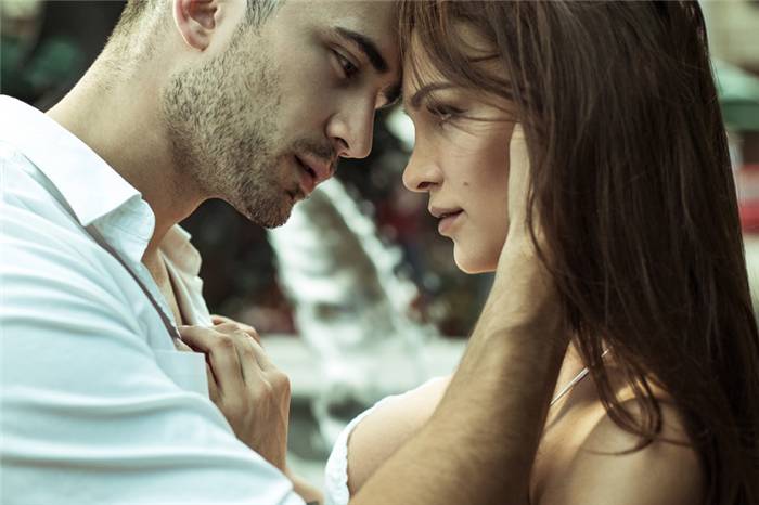 Wie erkennt man den Unterschied zwischen Liebe und Verliebtheit?