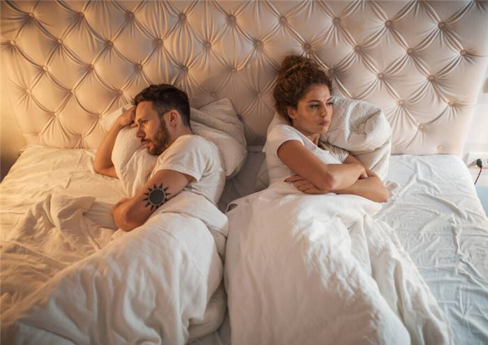 Unglückliches Paar im Bett