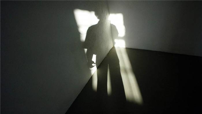 Schatten an der Wand, Mann in der Tür