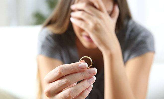 Frau mit Ring