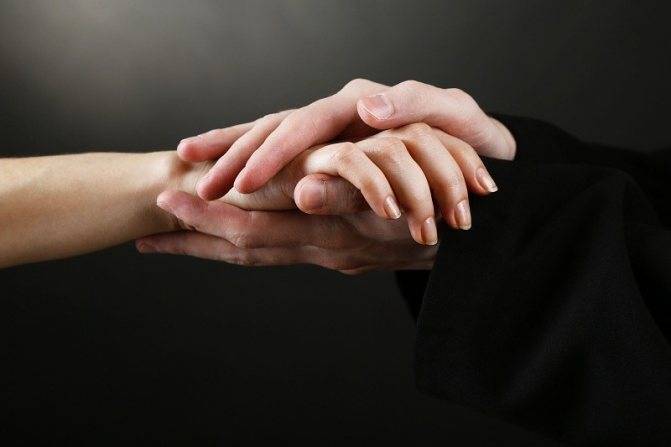 Eine Frau ist unangemessen eifersüchtig auf ihren Mann, und ein Priester beruhigt sie.
