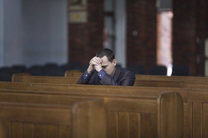 Ein Mann geht in die Kirche, um die Untreue seiner Frau zu beichten.