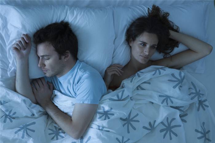 Unglückliches Paar im Bett