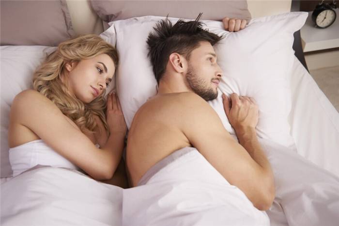 Unglückliches Paar im Bett