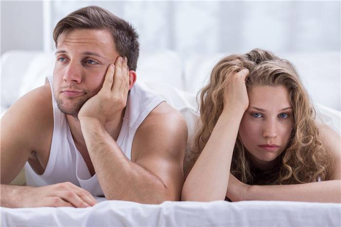 Mann und Frau im Bett