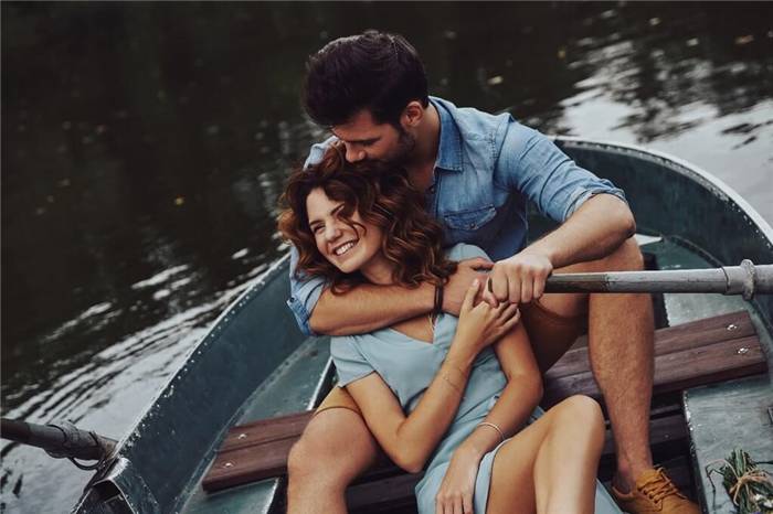 Glücklicher Mann und glückliche Frau auf einem Boot